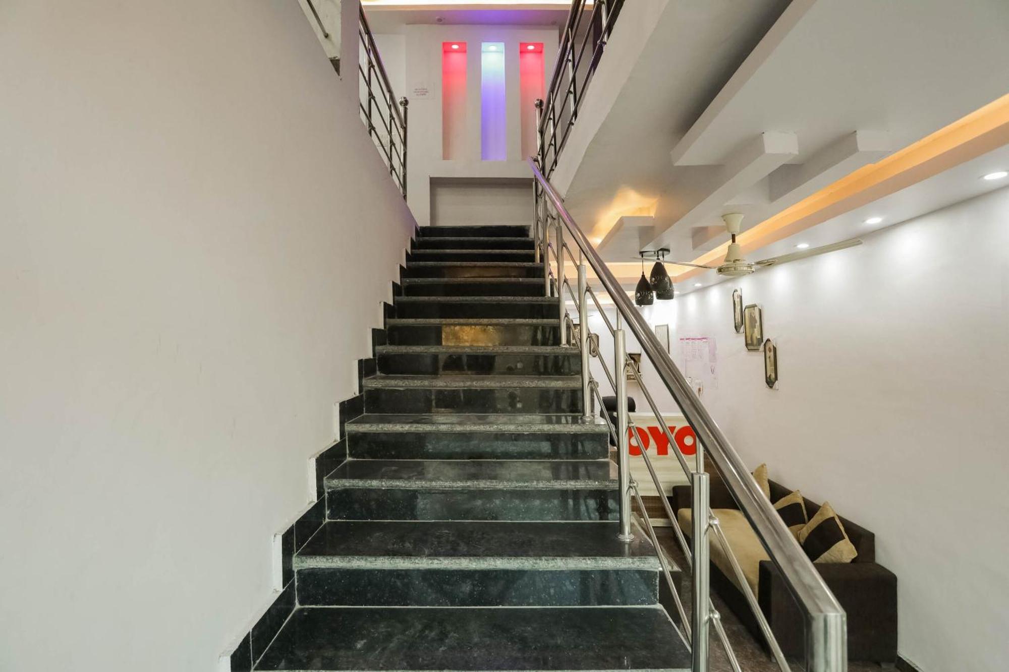 Hotel O Red Velvet Rooms & Banquet Faridabad Dış mekan fotoğraf